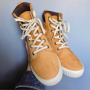 Women’s 7 Timberland Sneakers Suede High Top (LIKE NEW)